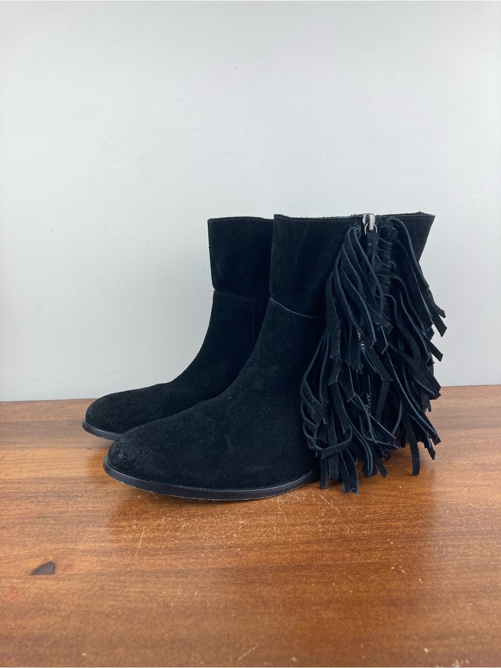 Cynthia Vincent Black Suede Fringe Zip Ankle Bootie Round Toe Women’s Size 8.5.